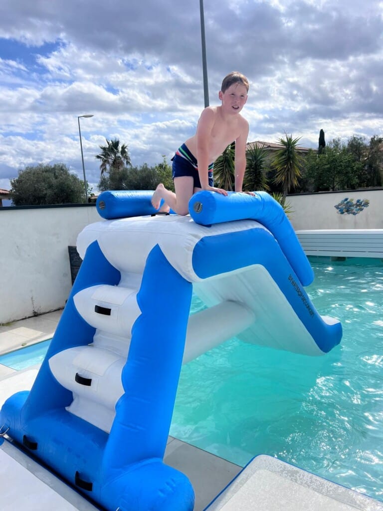 toboggan gonflable piscine