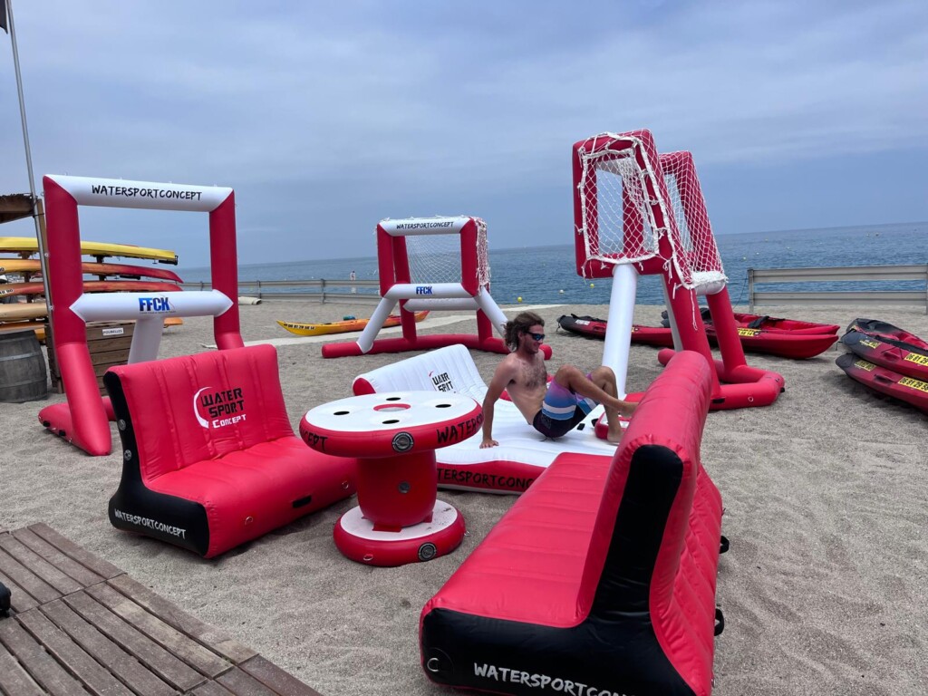 meuble gonflable personnalisé, mobilier gonflable sur-mesure, sofa gonflable design, mobilier événementiel gonflable, meuble yachting personnalisé, lounge gonflable, mobilier de plage premium.