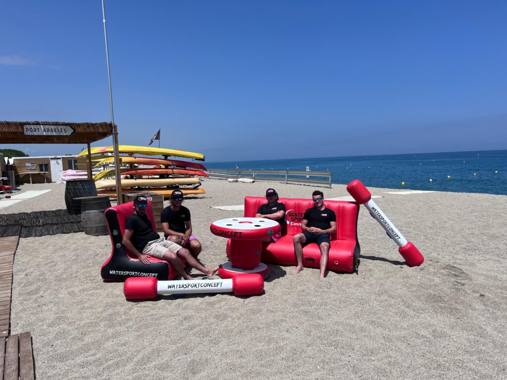 meuble gonflable personnalisé, mobilier gonflable sur-mesure, sofa gonflable design, mobilier événementiel gonflable, meuble yachting personnalisé, lounge gonflable, mobilier de plage premium.